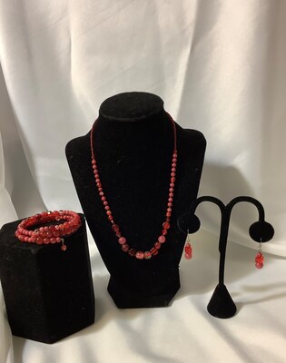 Red beaded set, necklace, bracelet, earrings - image6